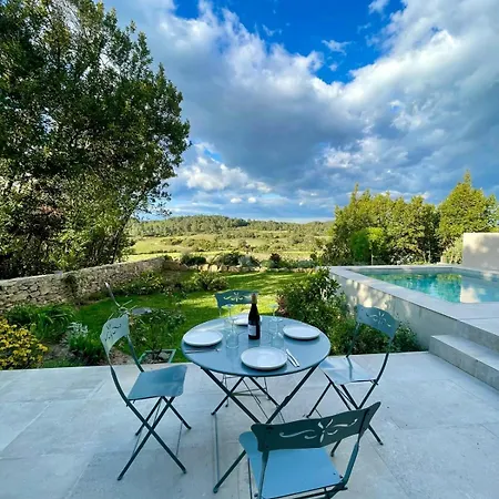 Du Vigneron Avec Vue Sur Les Vignes Et Les Montagnes *