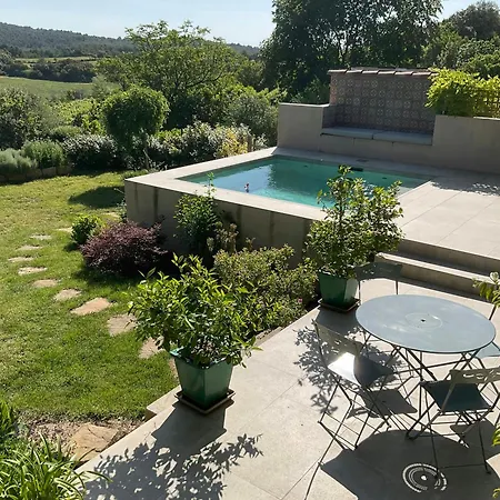 Du Vigneron Avec Vue Sur Les Vignes Et Les Montagnes