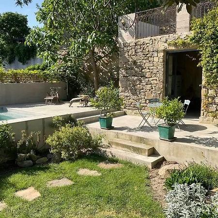 Du Vigneron Avec Vue Sur Les Vignes Et Les Montagnes *