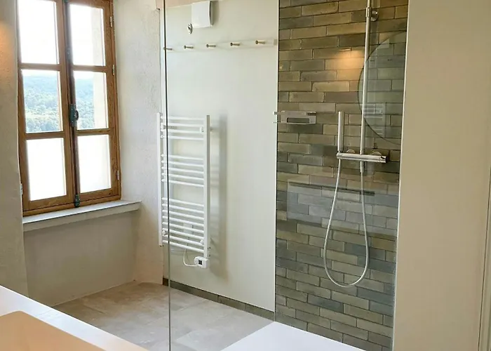 Winemakers With Vineyard & Mountain Views *